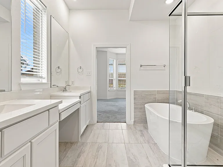 2408 Doncaster Dr — Photo 17