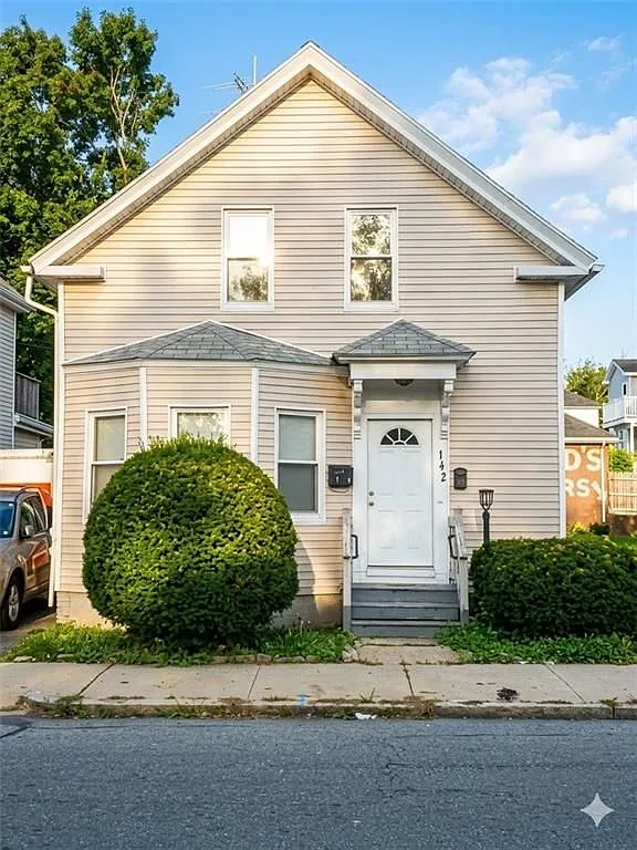 2 bed, 1.0 bath, 748 sqft, $1,800 — Photo 1