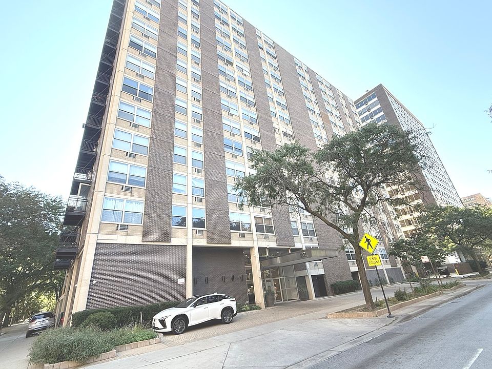 1st image of 3033 N Sheridan Rd APT 403