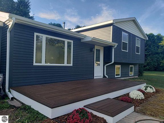 3rd image of 4441 Hillcrest Dr