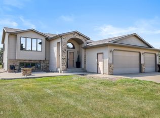 608 Barston Ln, Bismarck, ND 58501