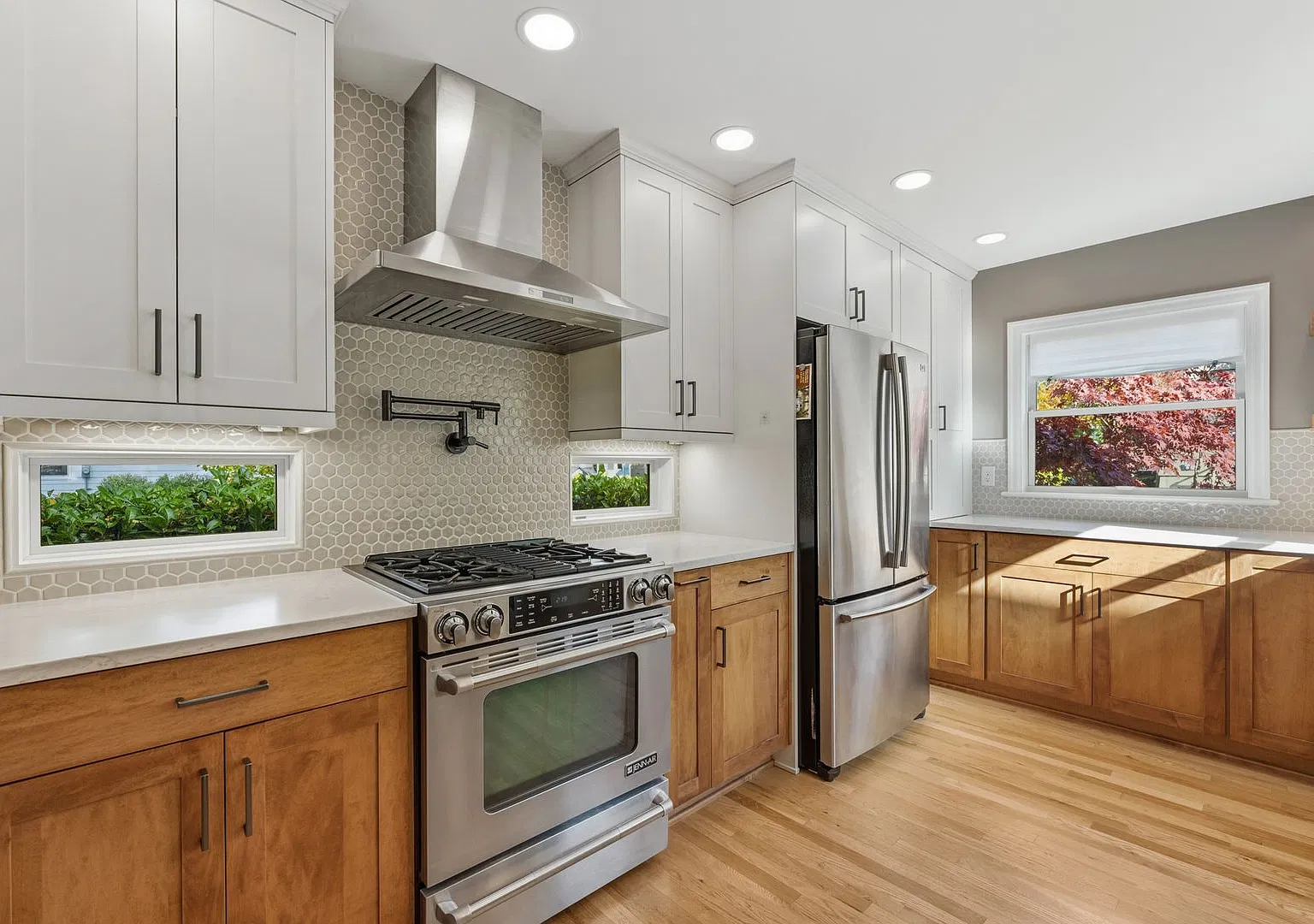 Stunning Corner Lot 4 Bd 2.5 Bath In Overlook! — Photo 3