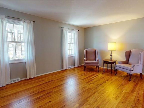 4th image of 26801 Chapel Hill Dr