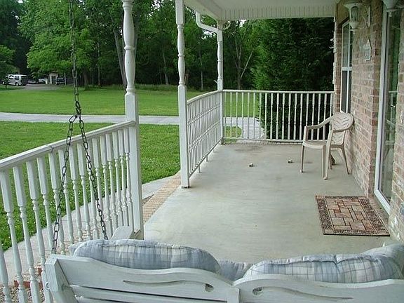 Charming 30 ft front porch 