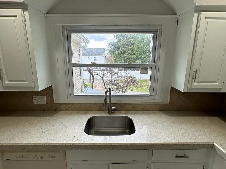 1114 Old Freehold Rd — Photo 10