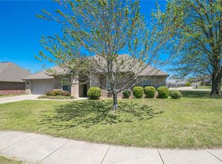 1901 W Countryside Ln, Rogers, AR 72758