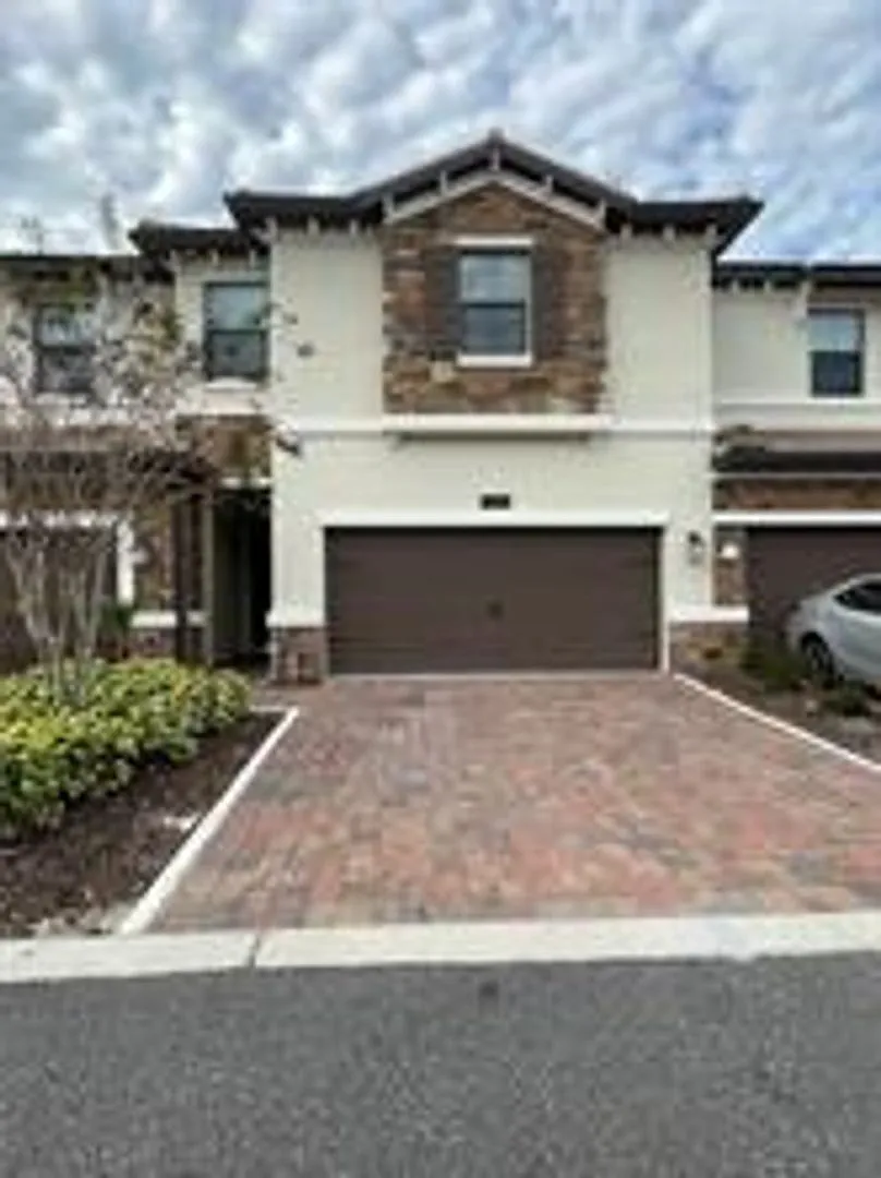4 bed, 3.5 bath, 2016 sqft, $2,300 — Photo 1