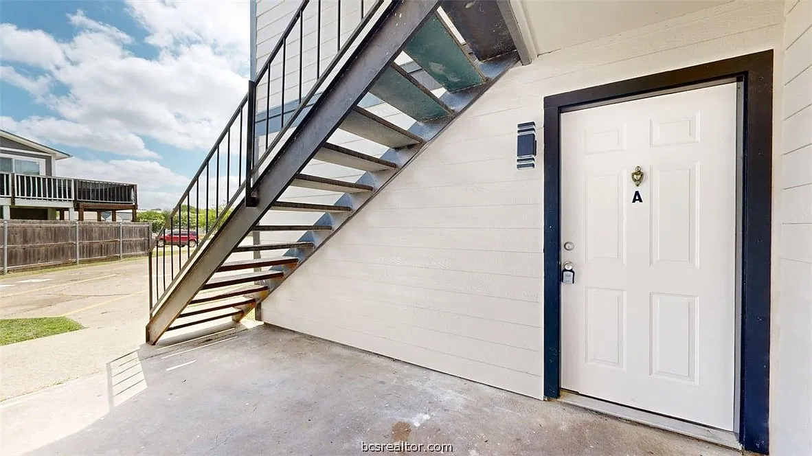 2 bed, 1.0 bath, 749 sqft, $895 — Photo 2