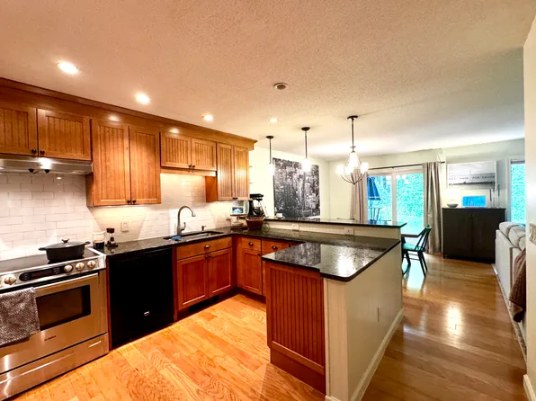 702 Fairway Vlg #702, Leeds, MA 01053
