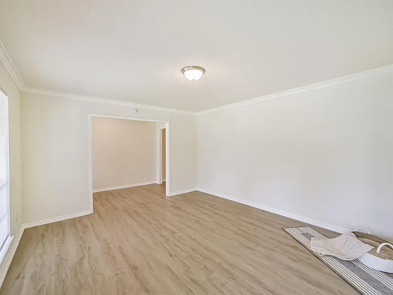 1011 Baltic Ln — Photo 18