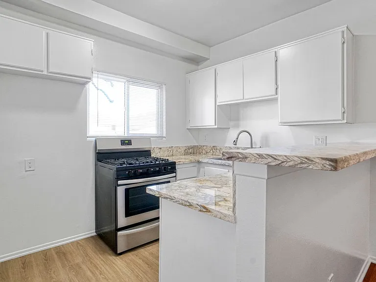 Highland Villa Apartments — Photo 30