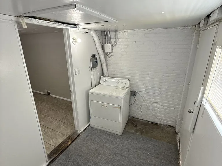 1590 N Syracuse St — Photo 15
