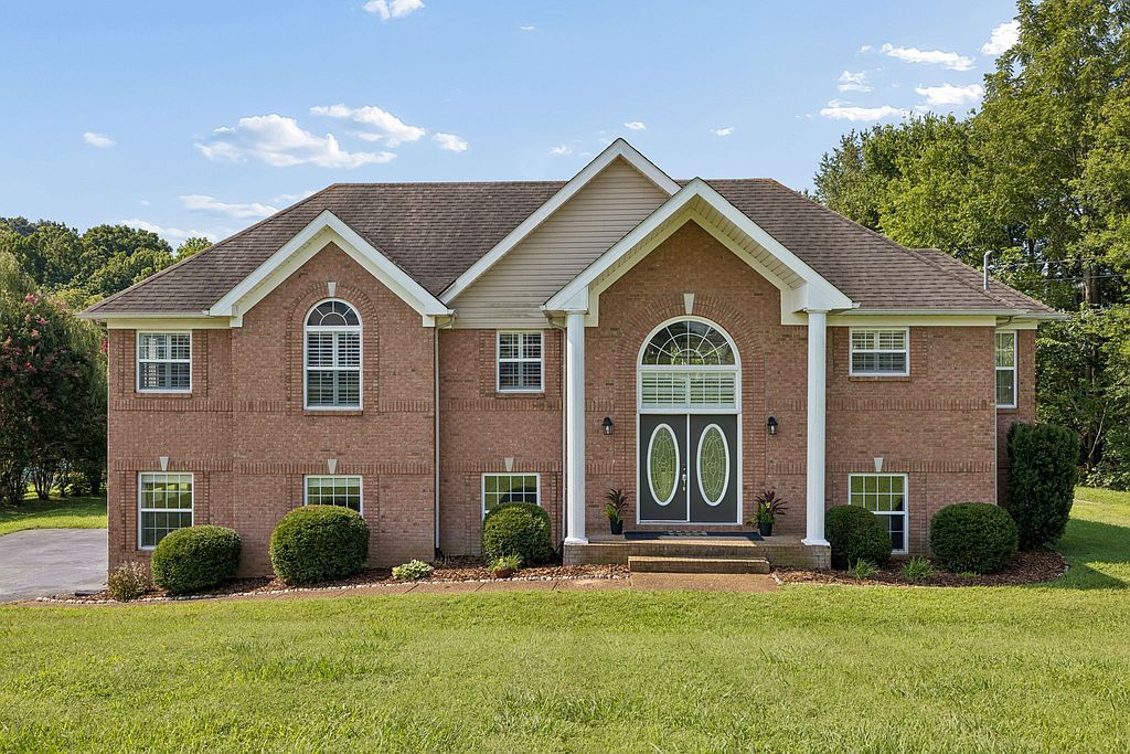 381 Lakeway Ter - Property Image