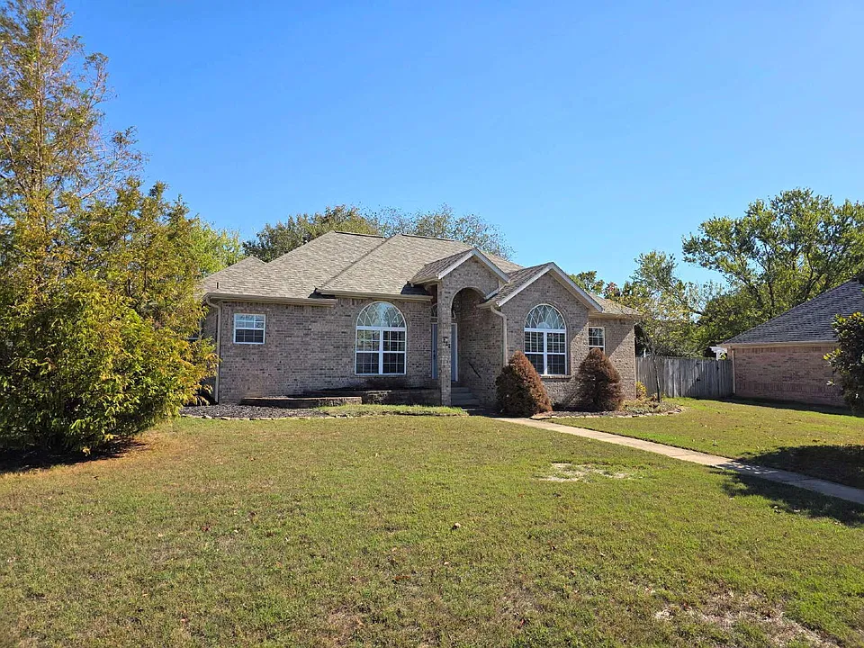 308 NW Saddlebrook Dr