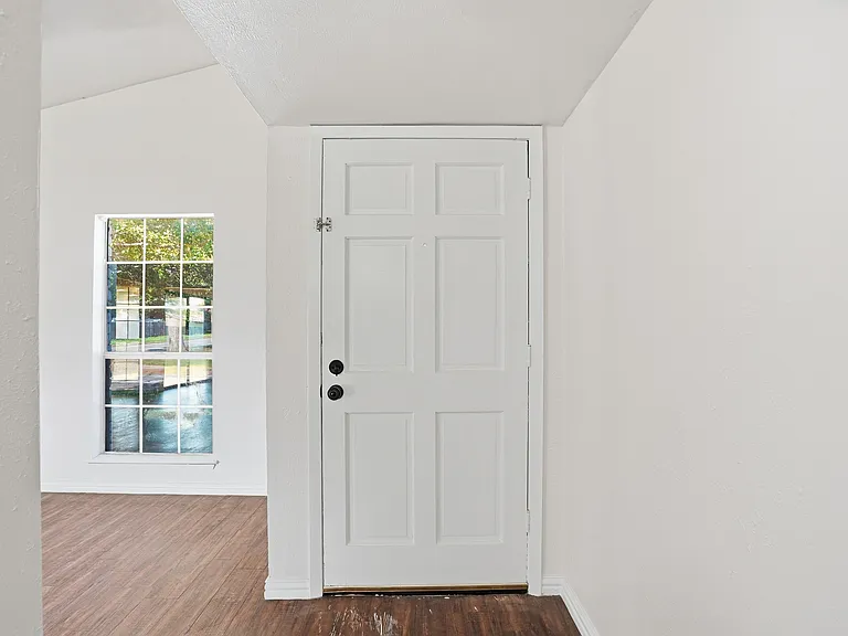 2711 Treeview Dr — Photo 4