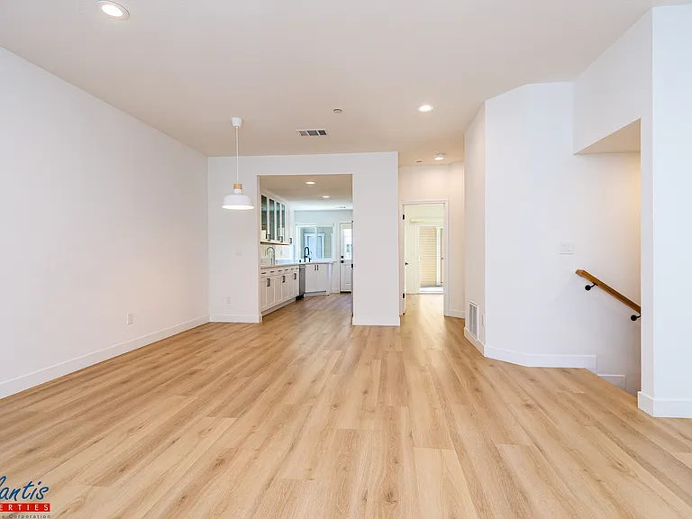 990 La Mesa Ter #F — Photo 3