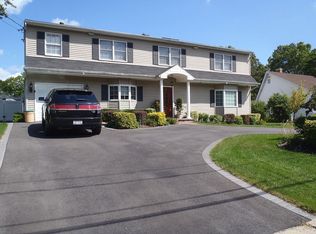 88 Ballad Cir, Holbrook, NY 11741