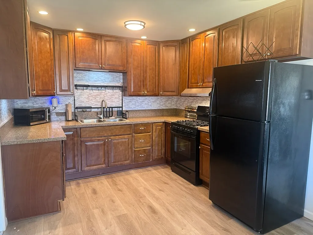 2 bed, 1000 sqft, $3,000 — Photo 3