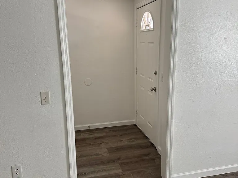 414 W College St — Photo 3