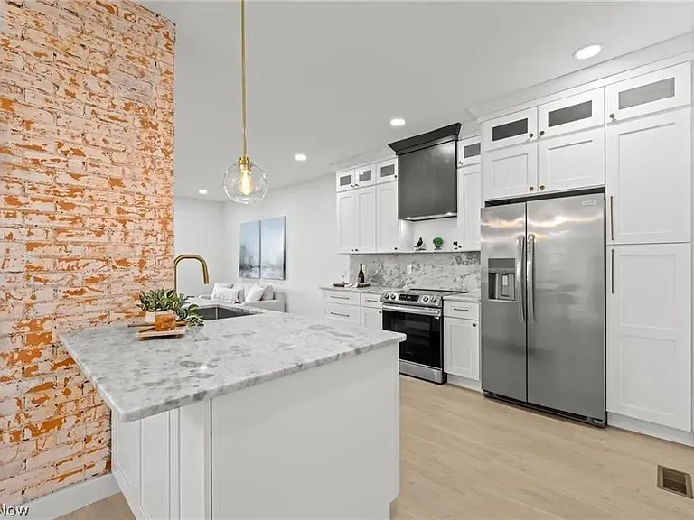 1422 W 77th St — Photo 11