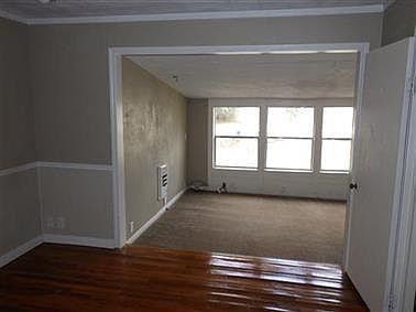 3rd image of 1011 Hackberry St