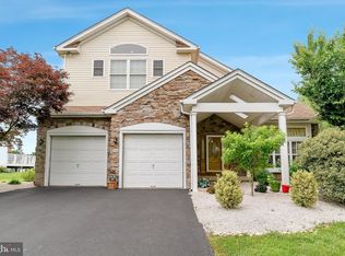 2254 Forest Glen Dr, Warrington, PA 18976