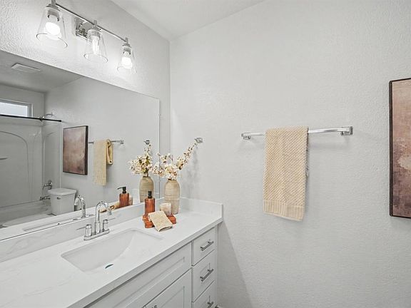 4th image of 831 Emily St