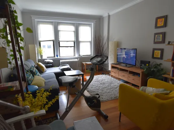 9 Greenway Ct APT 2, Brookline, MA 02446