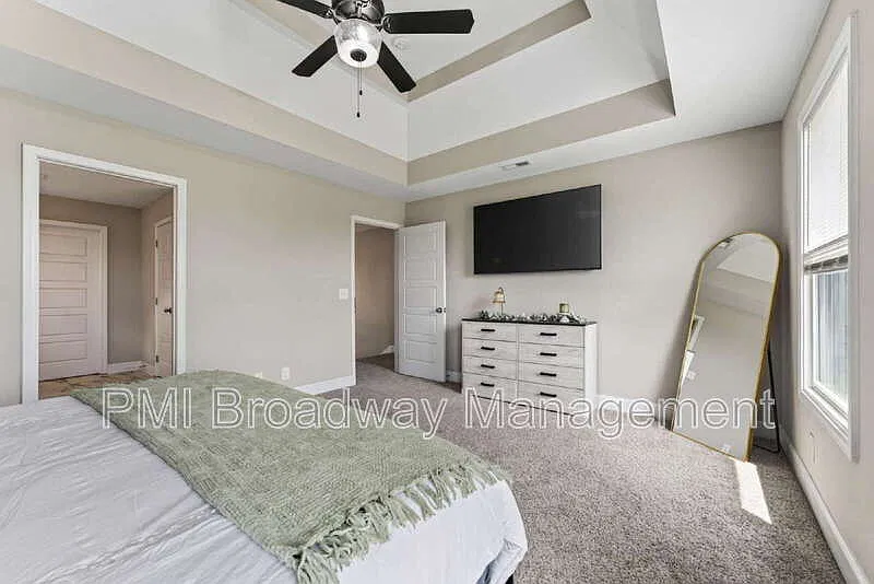 4 bed, 2.5 bath, 2322 sqft, $2,200 — Photo 3