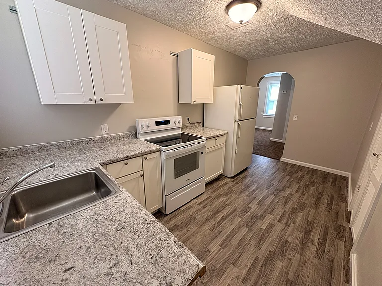 1033 E Mulberry St #B — Photo 9