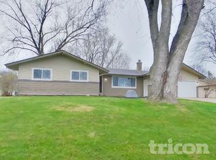 1465 Crest Dr, Chaska, MN 55318