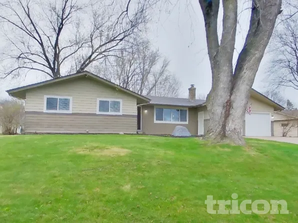 1465 Crest Dr, Chaska, MN 55318