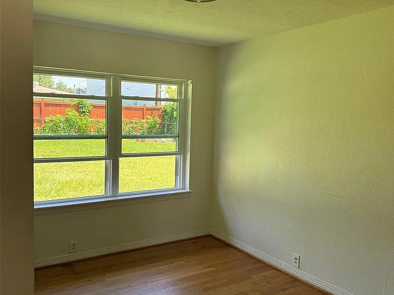 946 Stonecrest Dr — Photo 2