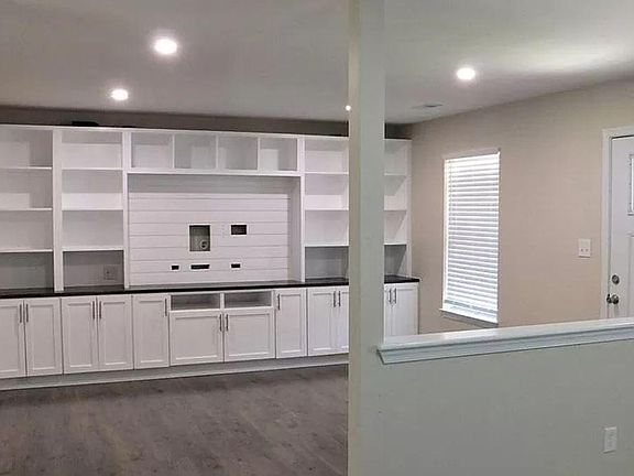 3rd image of 215 Judith Cir