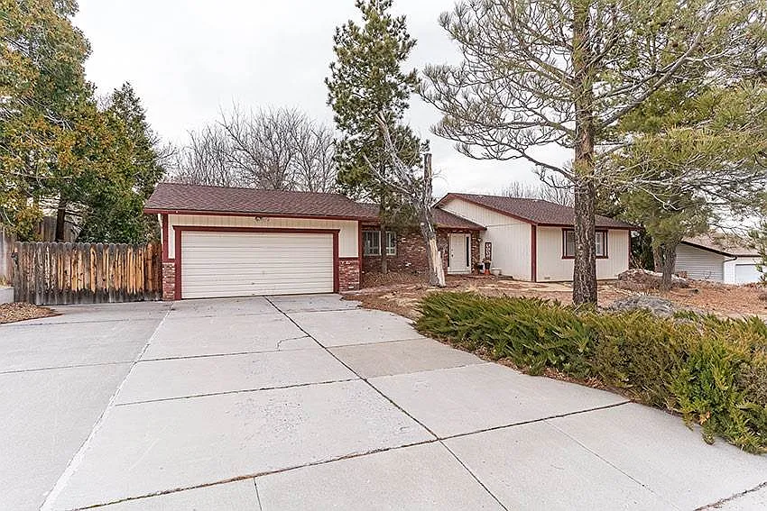 2135 Parkway Dr photo 1