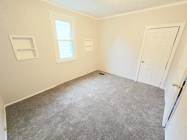 233 E 12th St #1 — Photo 5