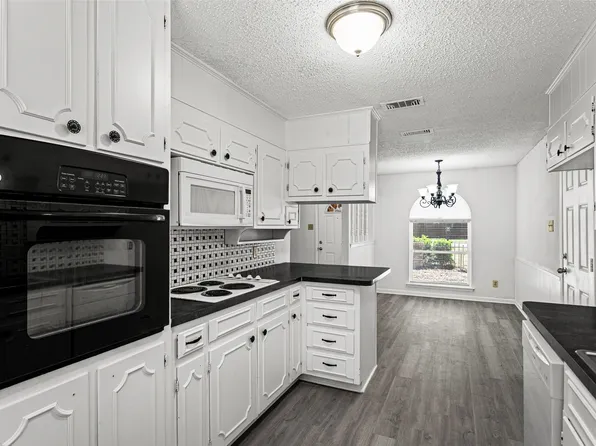 529 Georgetown Dr, Everman, TX 76140