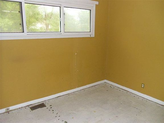 4th image of 631 Steahlin Ave