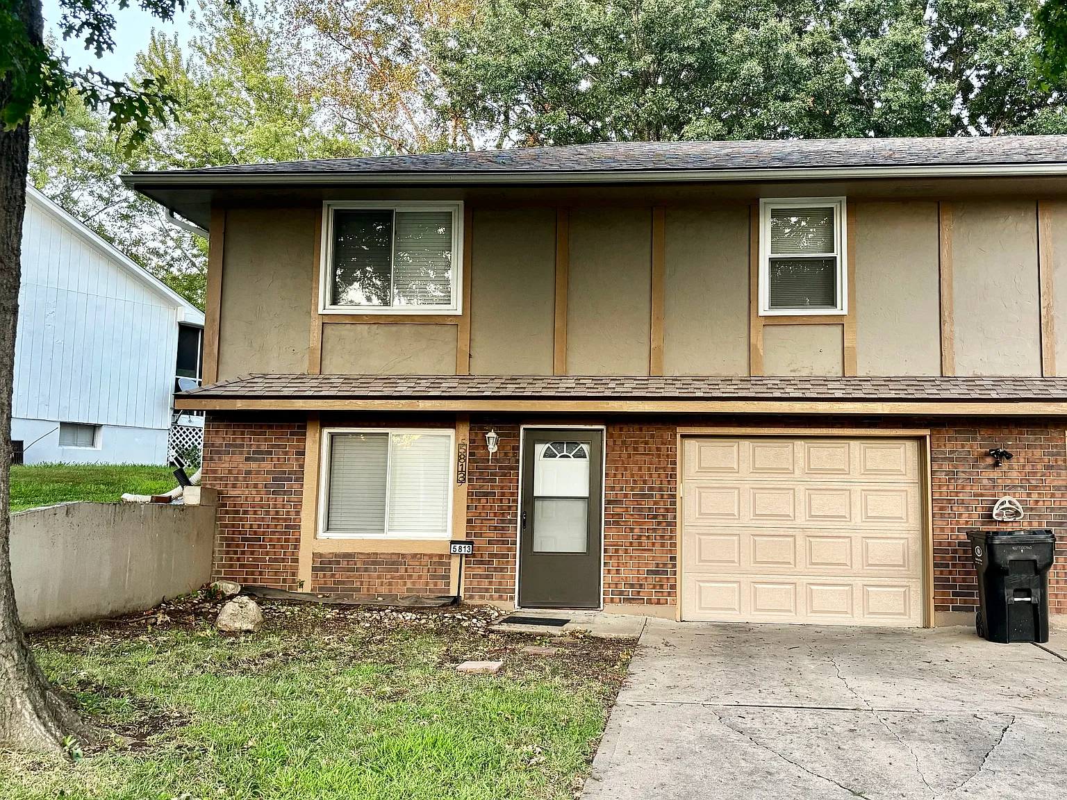 3 bed, 1.5 bath, 900 sqft, $1,300 — Photo 1