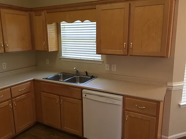 4 bed, 2.0 bath, 1624 sqft, $2,265 — Photo 2