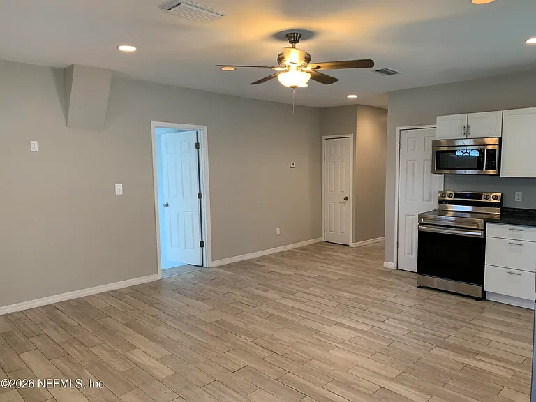 1710 Rowe Ave — Photo 7