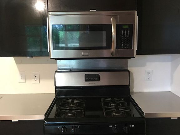 5th image of 1009 Saint Martin St