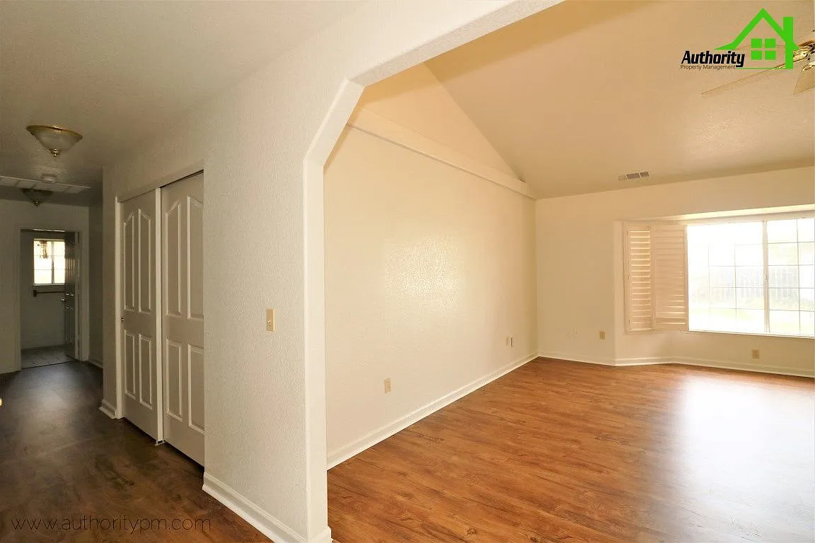 3 bed, 2.0 bath, 1650 sqft, $1,995 — Photo 4