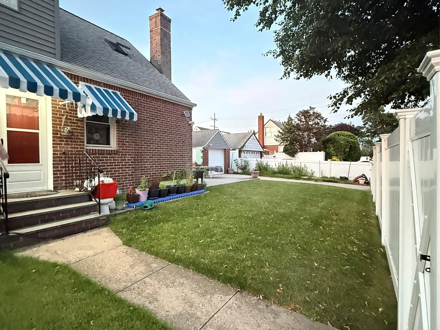 4 bed, 1366 sqft, $4,199 — Photo 3
