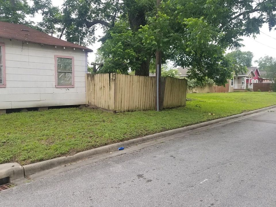 1st image of 1407 Amundsen St