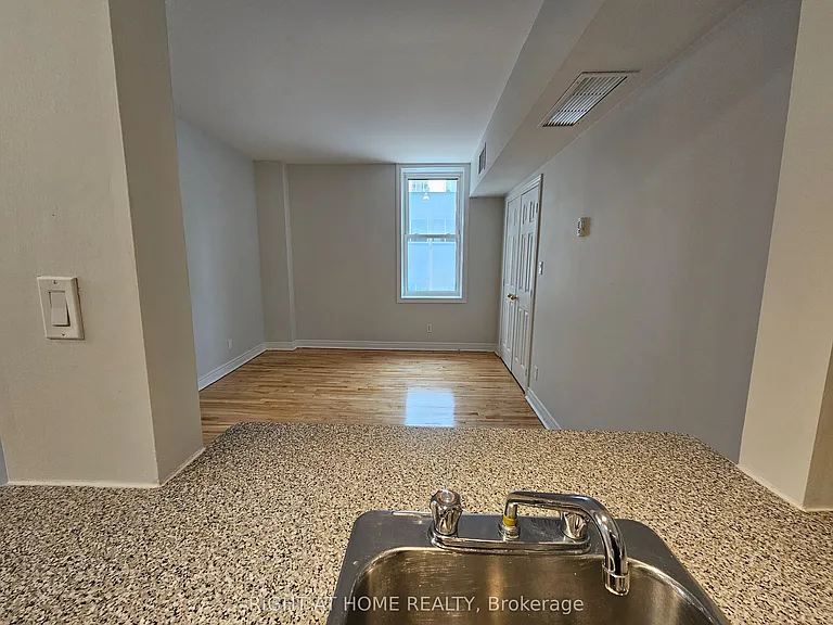 524 Yonge St #201 — Photo 5