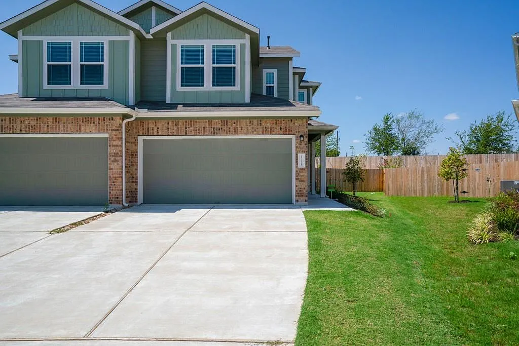 15200 Spruce Frost Cv — Photo 1