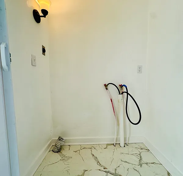 2300 Bryan St — Photo 10