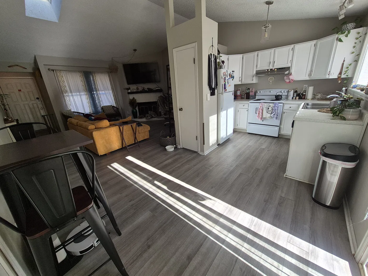 2 bed, 945 sqft, $2,000 — Photo 3