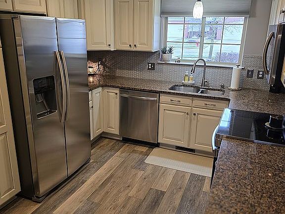 3rd image of 4702 Summer Ridge Dr